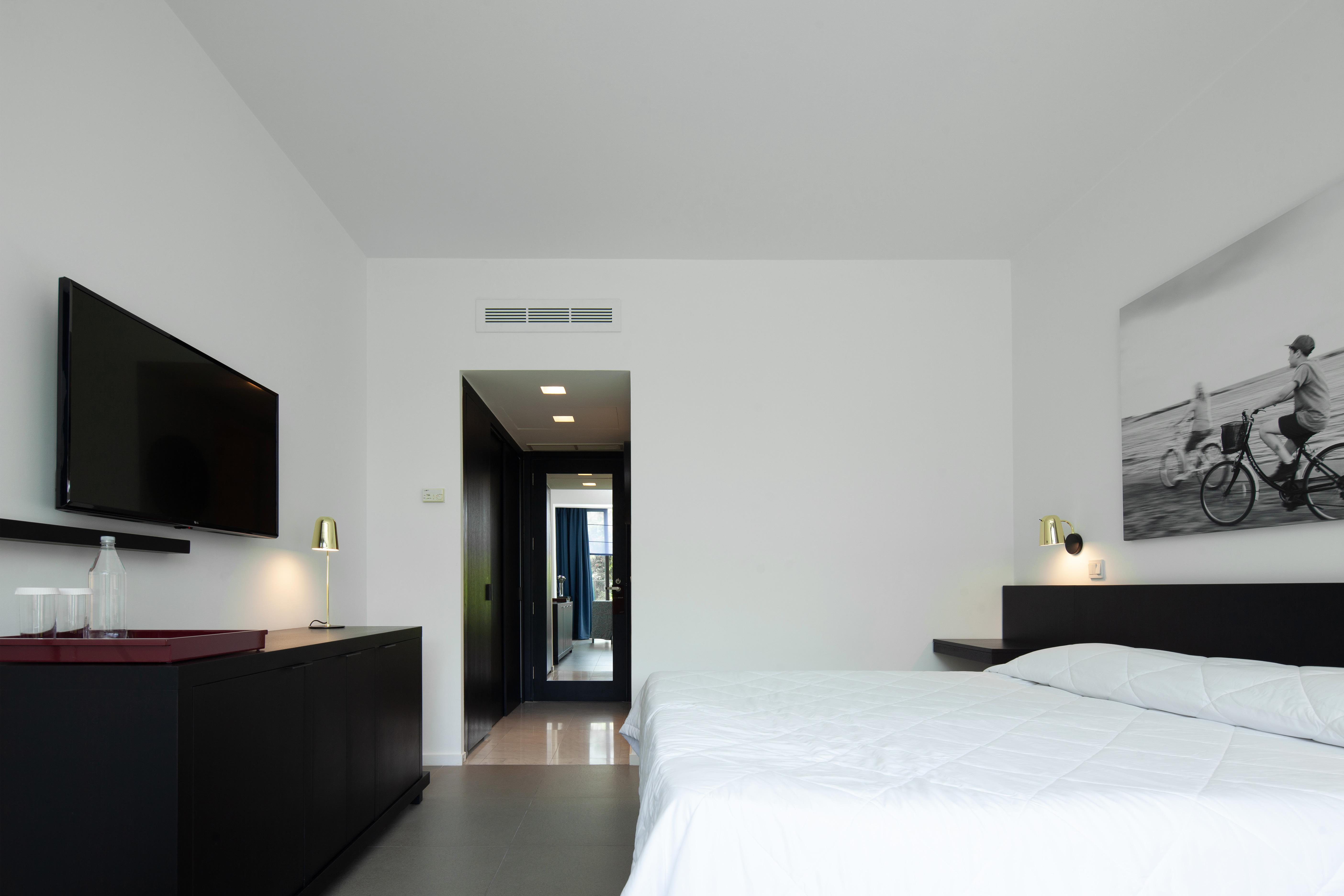 Almyra Hotel Paphos Bagian luar foto A room at the hotel