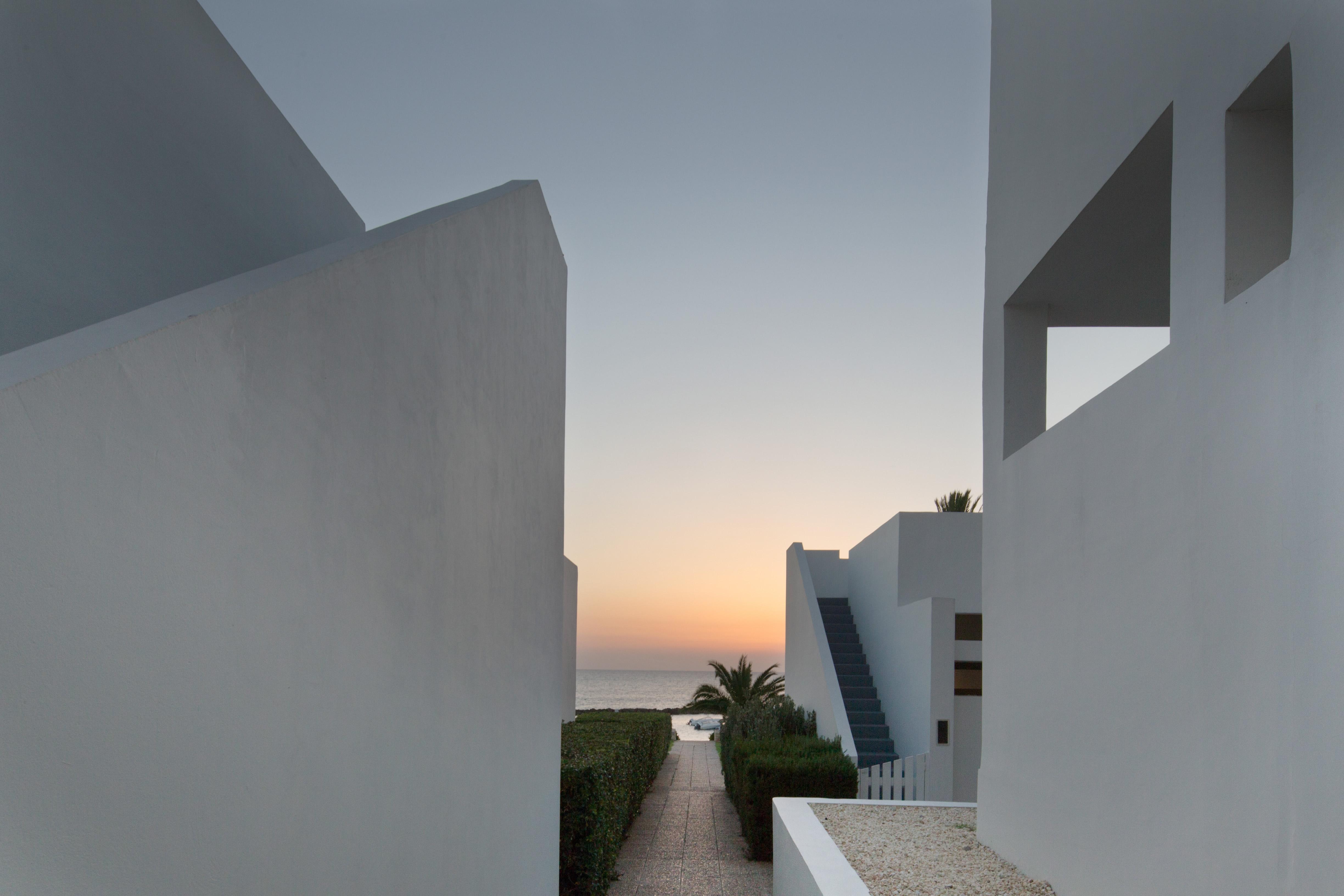 Almyra Hotel Paphos Bagian luar foto The hotel at sunset