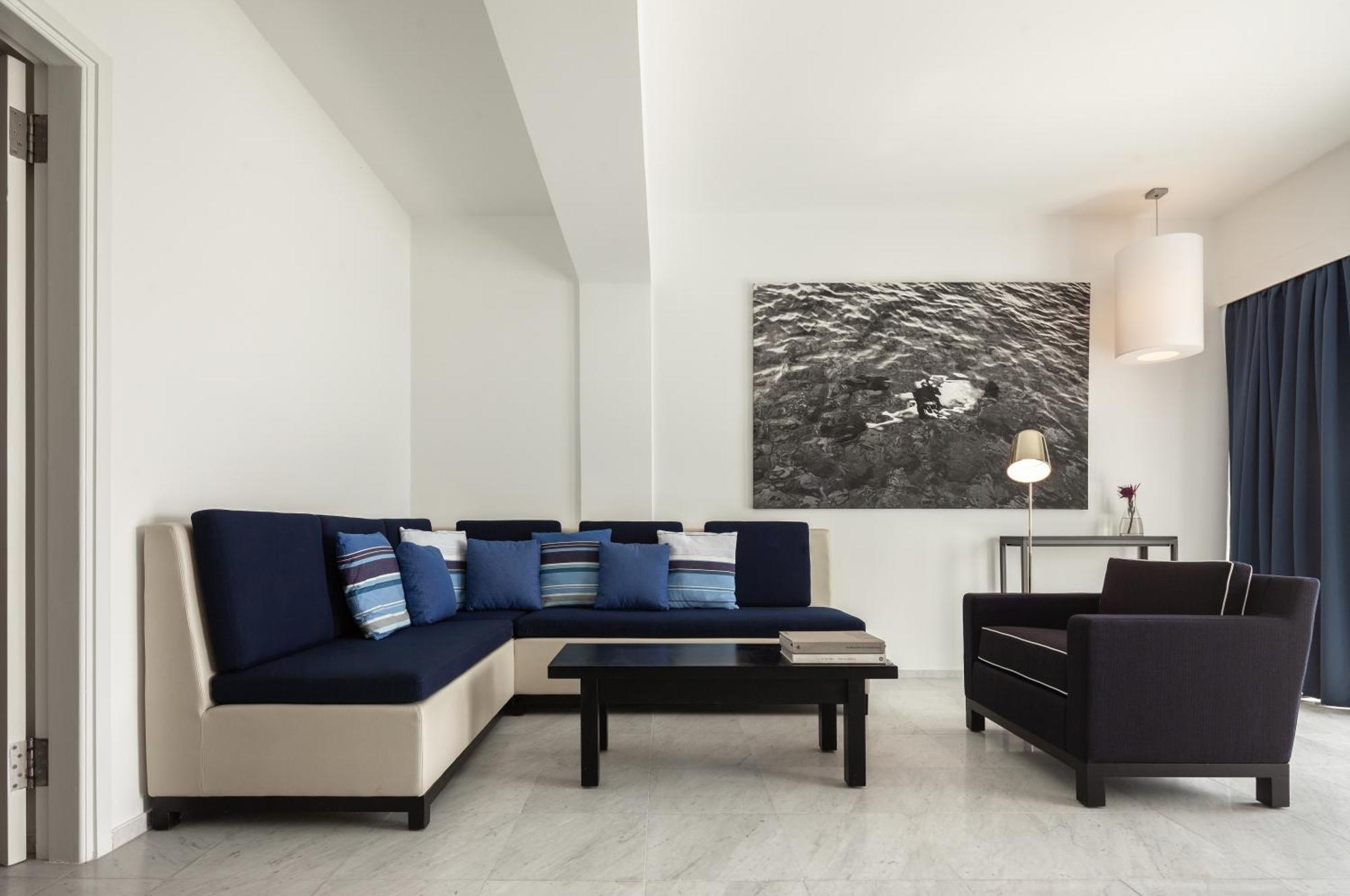 Almyra Hotel Paphos Bagian luar foto A living room with a sectional sofa