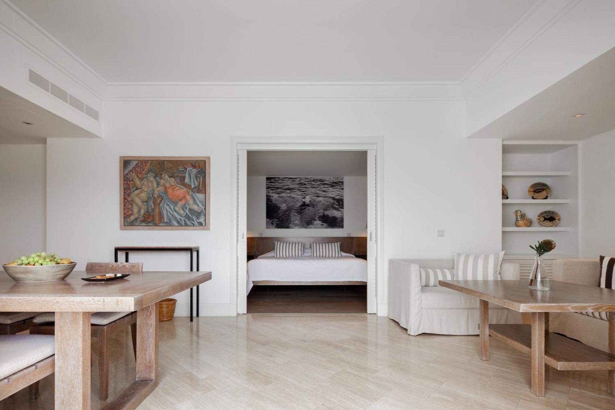 Almyra Hotel Paphos Bagian luar foto A suite at the Four Seasons Hotel