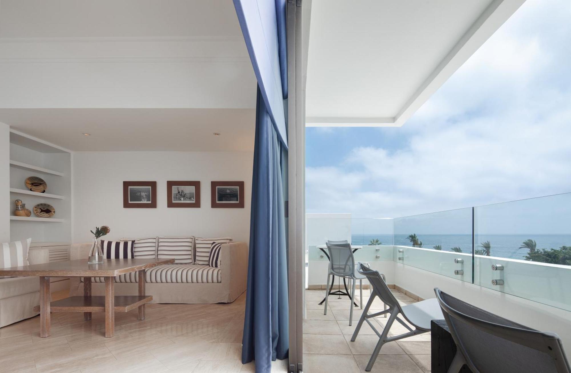 Almyra Hotel Paphos Bagian luar foto A balcony