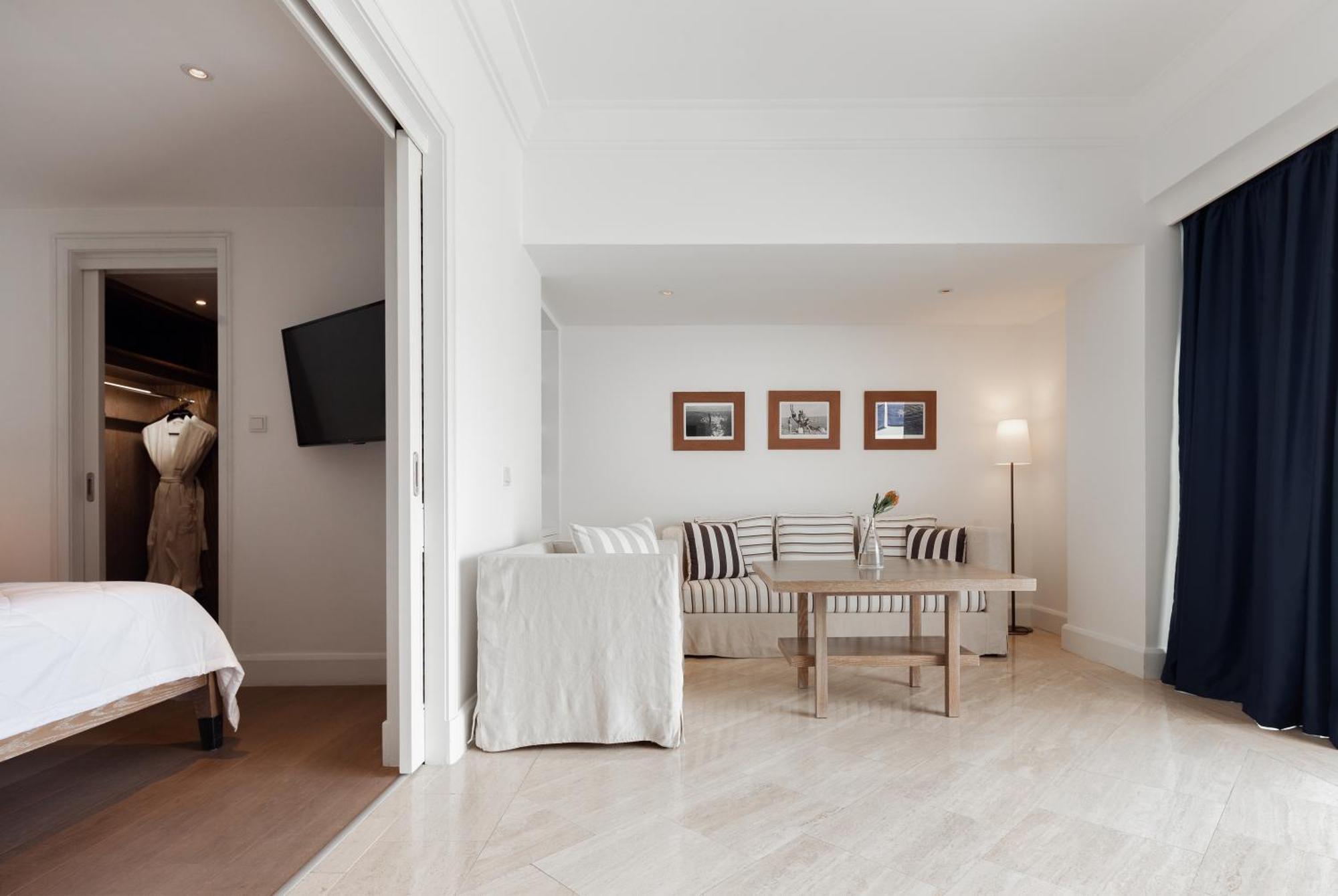 Almyra Hotel Paphos Bagian luar foto A suite at the hotel