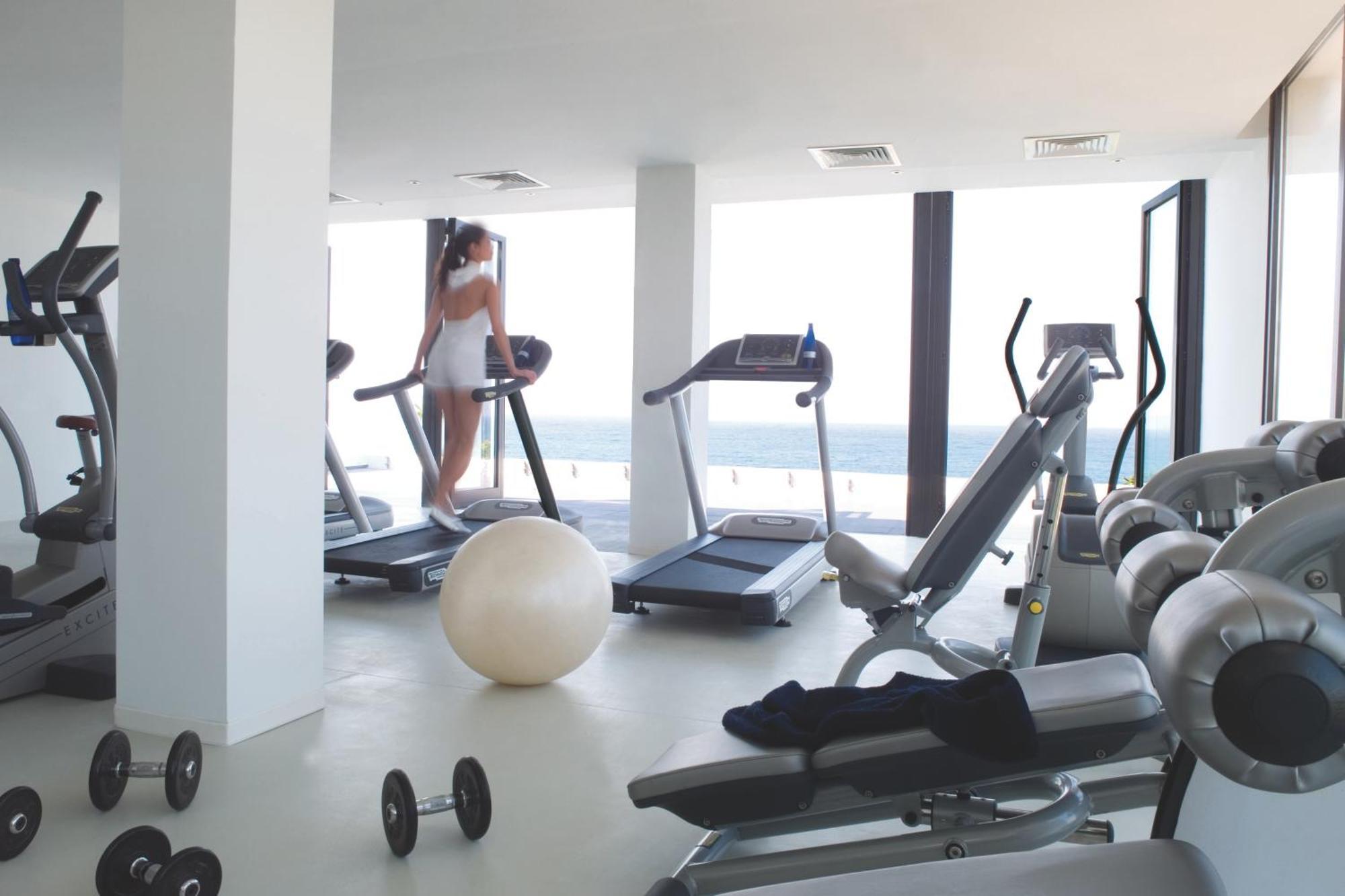 Almyra Hotel Paphos Bagian luar foto A gym