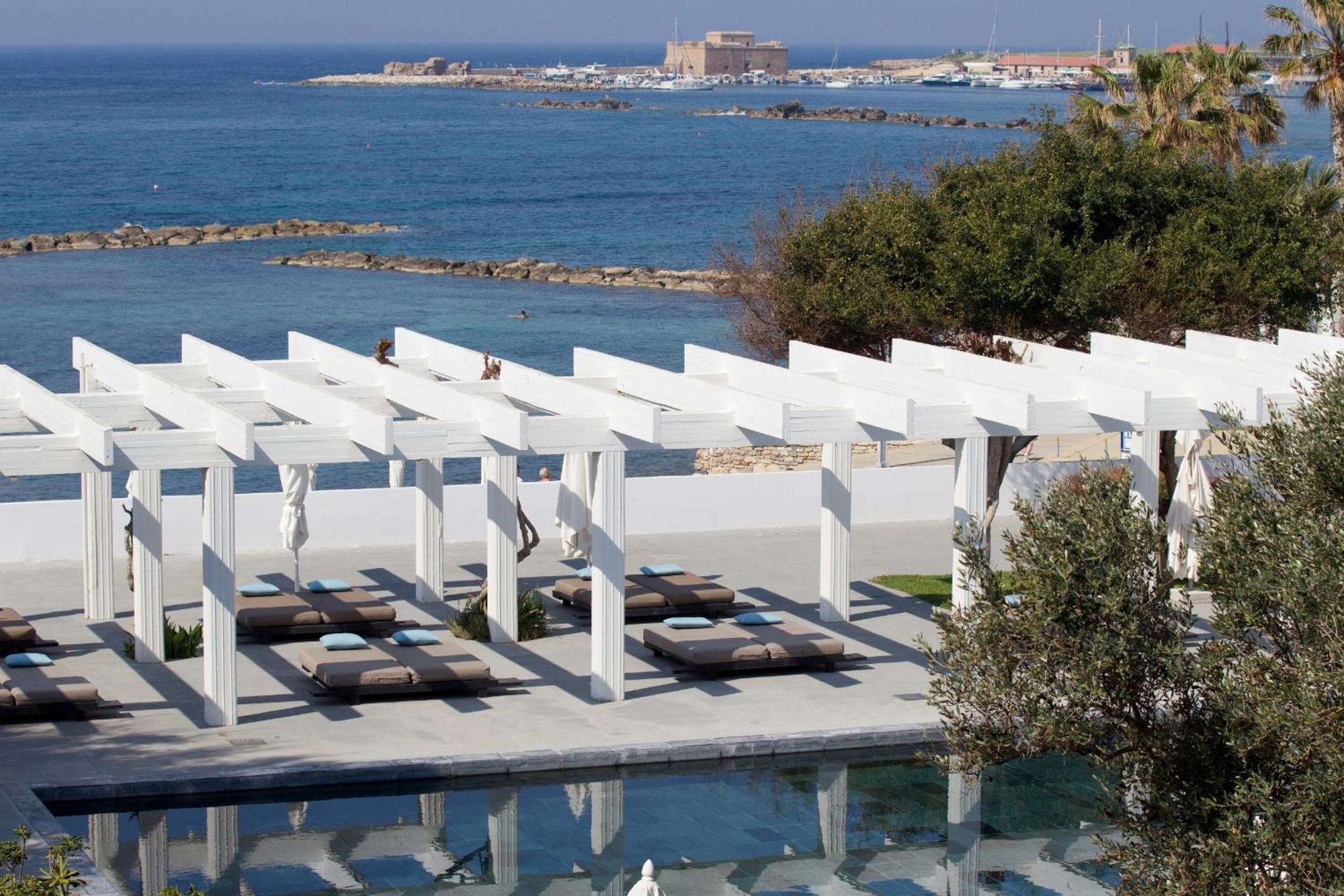 Almyra Hotel Paphos Bagian luar foto The beach at the hotel