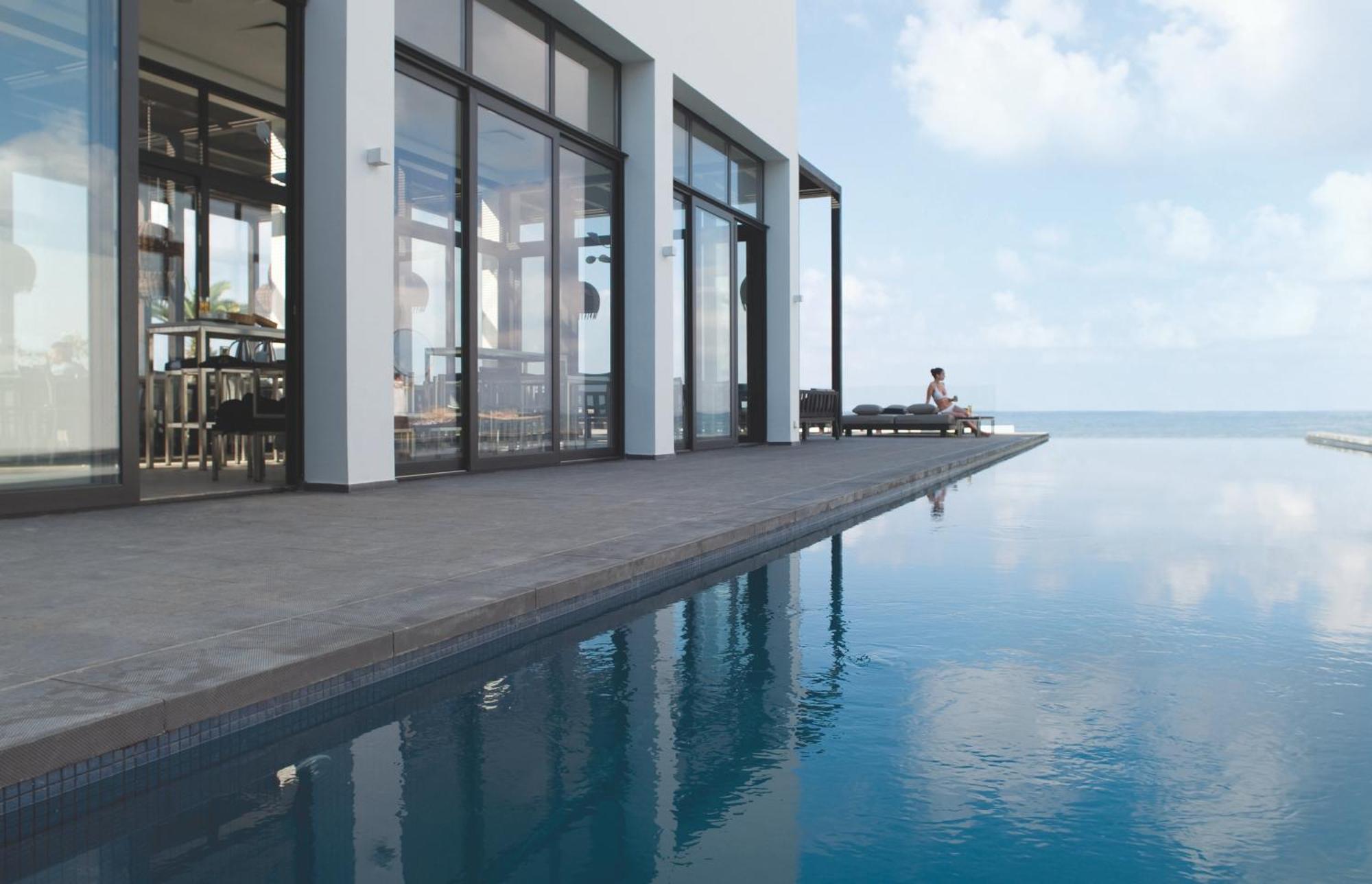 Almyra Hotel Paphos Bagian luar foto Infinity pool